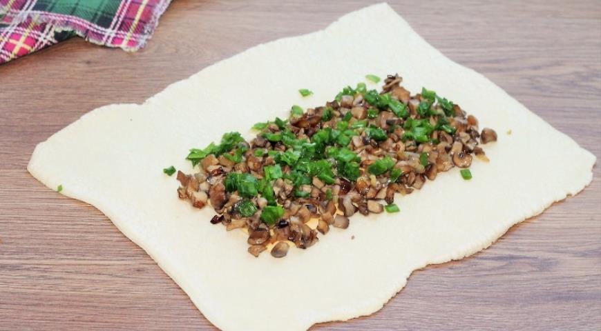 Фото приготовления рецепта: Свинина с грибами в хрустящей корочке, шаг №9