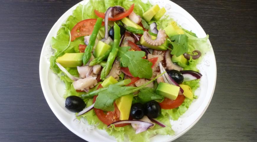 Фото приготовления рецепта: Овощной салат с осьминогом, шаг №6