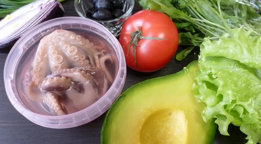 Фото приготовления рецепта: Овощной салат с осьминогом, шаг №1
