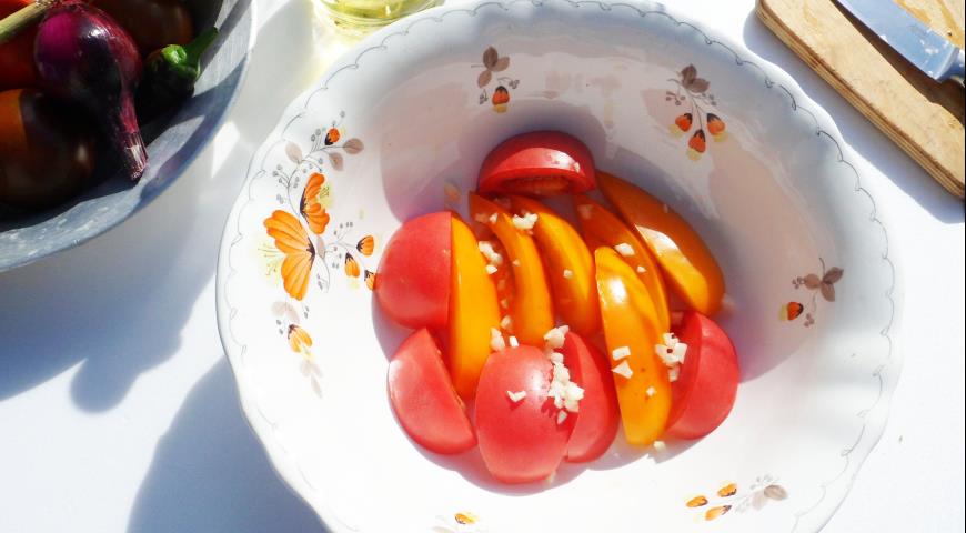 Фото приготовления рецепта: Салат из помидоров Дачный, шаг №2