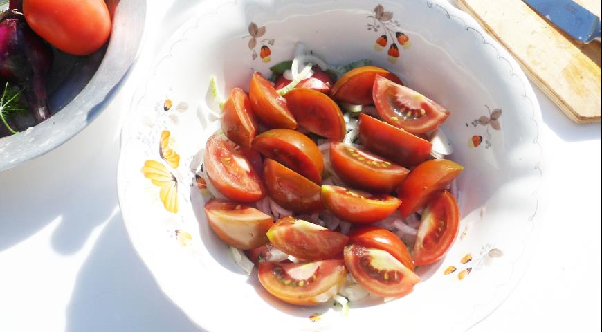 Фото приготовления рецепта: Салат из помидоров Дачный, шаг №4