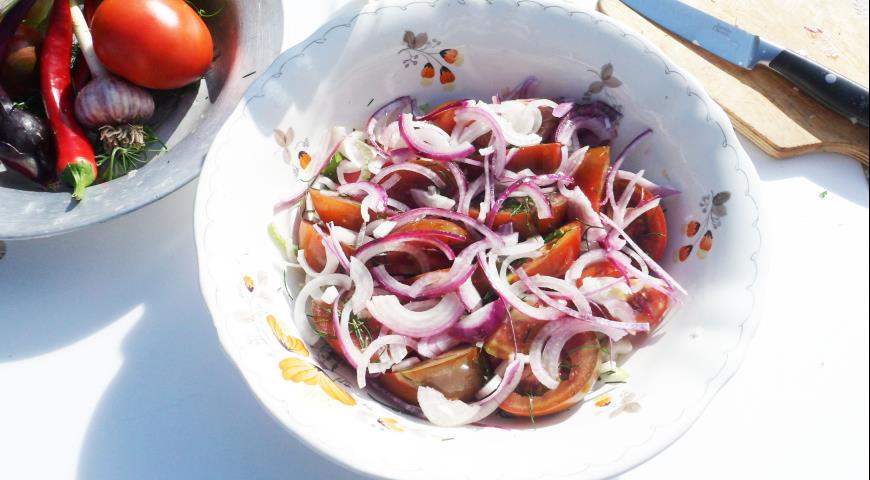 Фото приготовления рецепта: Салат из помидоров Дачный, шаг №5