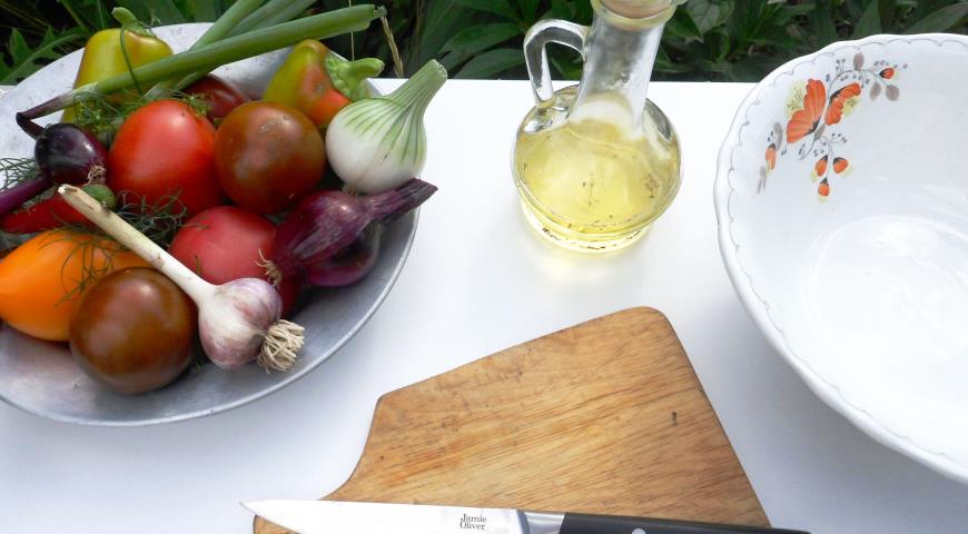 Фото приготовления рецепта: Салат из помидоров Дачный, шаг №1