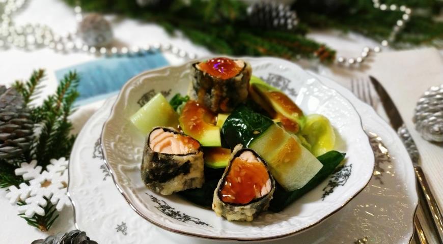 Фото приготовления рецепта: Салат с лососем, шпинатом и манго, шаг №10