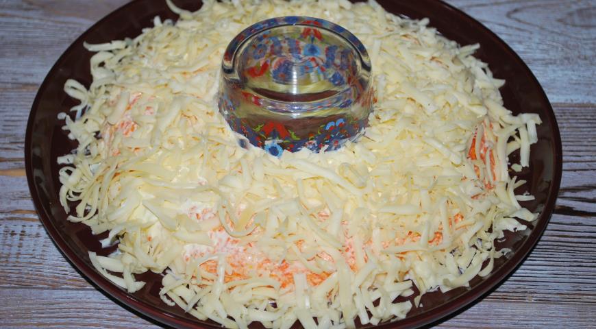 Фото приготовления рецепта: Гранатовый браслет с сыром, шаг №5