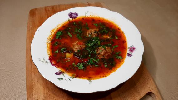 Томатный суп с фрикадельками и булгуром в кавказском стиле