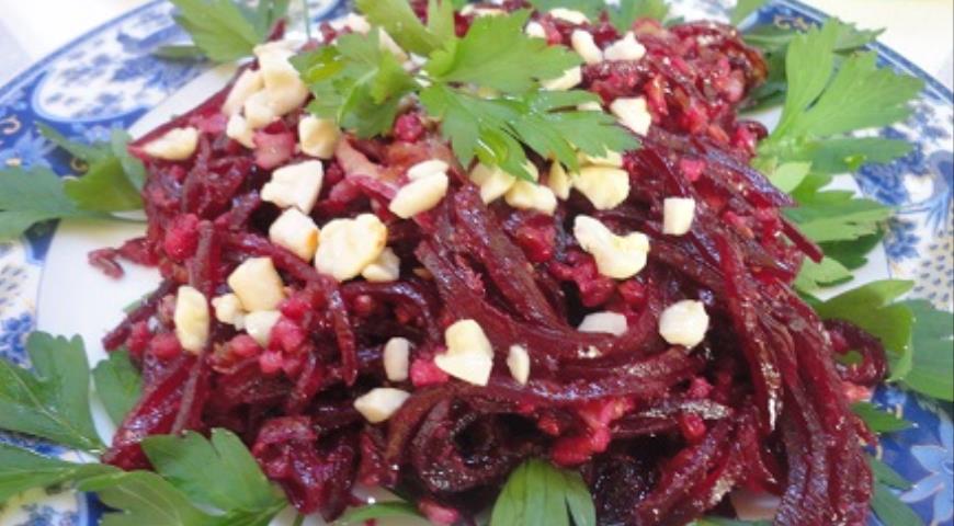 Фото приготовления рецепта: Теплый салат с красным рисом и свеклой, шаг №4