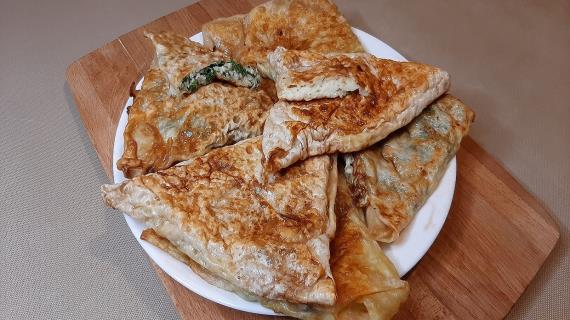 Кавказское блюдо Ёка из лаваша с сыром, яйцом и зеленью