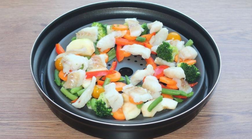 Фото приготовления рецепта: Рыба с овощами, приготовленная на пару, шаг №9