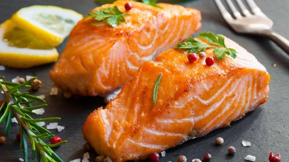 Употребление жирной рыбы два раза в неделю может снизить риск смерти в пять раз