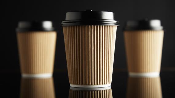 Оказывается, бумажные стаканчики для кофе — не бумажные. Почему они опасны для здоровья?