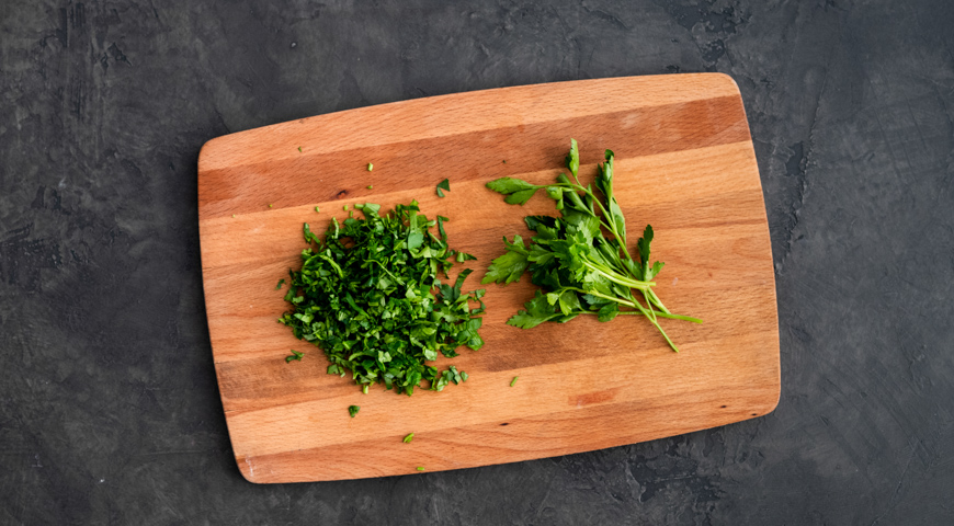 Фото приготовления рецепта: Салат с зеленым горошком и медово-горчичной заправкой, шаг №3