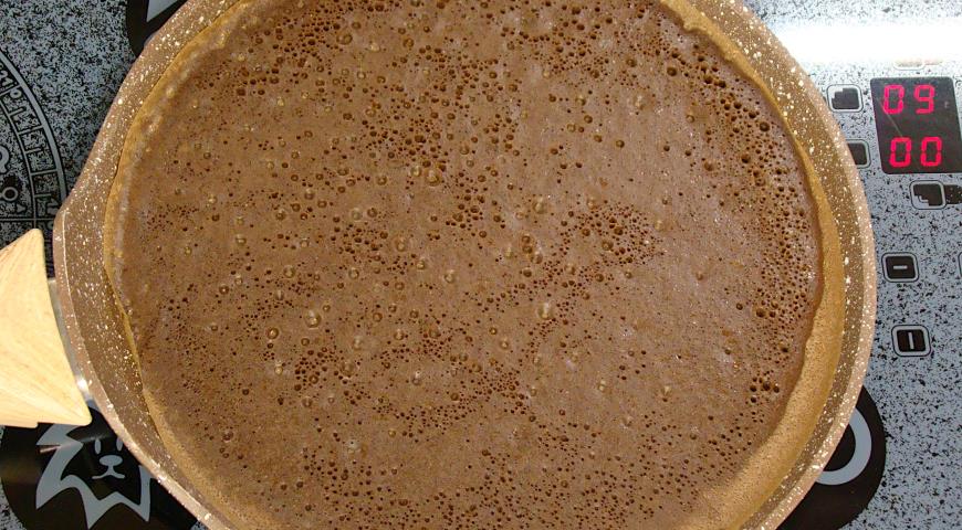 Фото приготовления рецепта: Шоколадный блинный торт со сметанным кремом, шаг №7