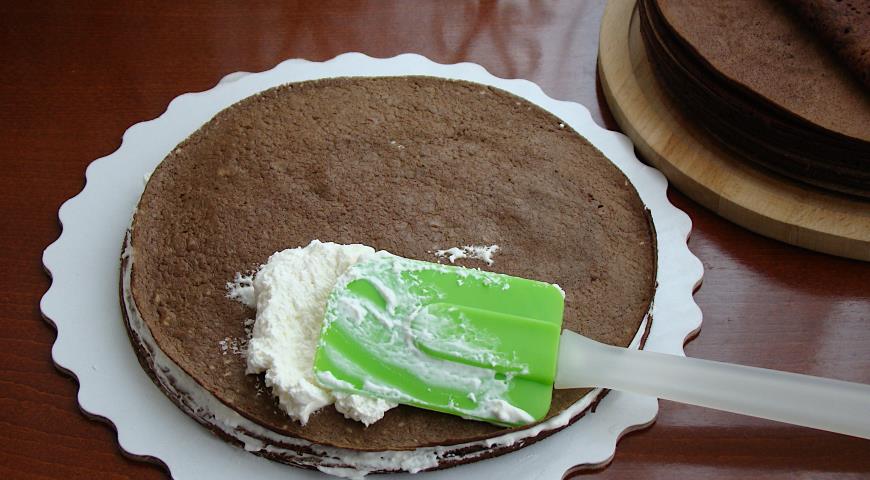 Фото приготовления рецепта: Шоколадный блинный торт со сметанным кремом, шаг №12