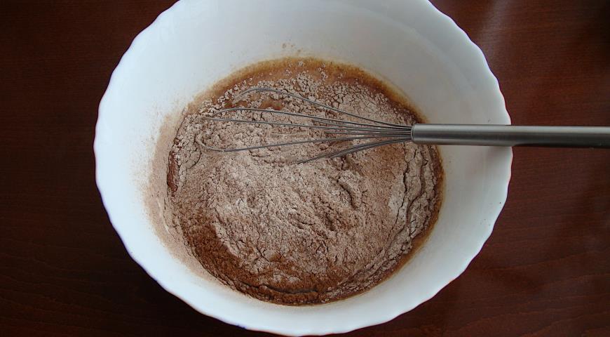 Фото приготовления рецепта: Шоколадный блинный торт со сметанным кремом, шаг №4