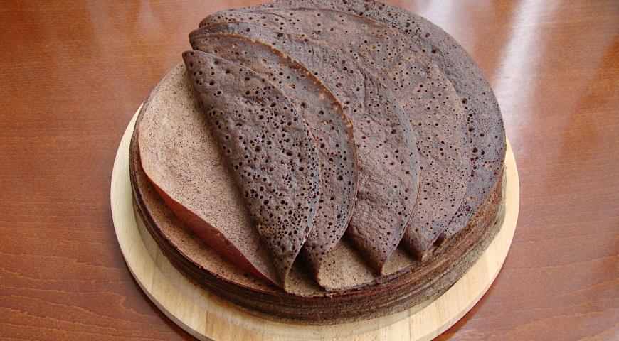 Фото приготовления рецепта: Шоколадный блинный торт со сметанным кремом, шаг №9