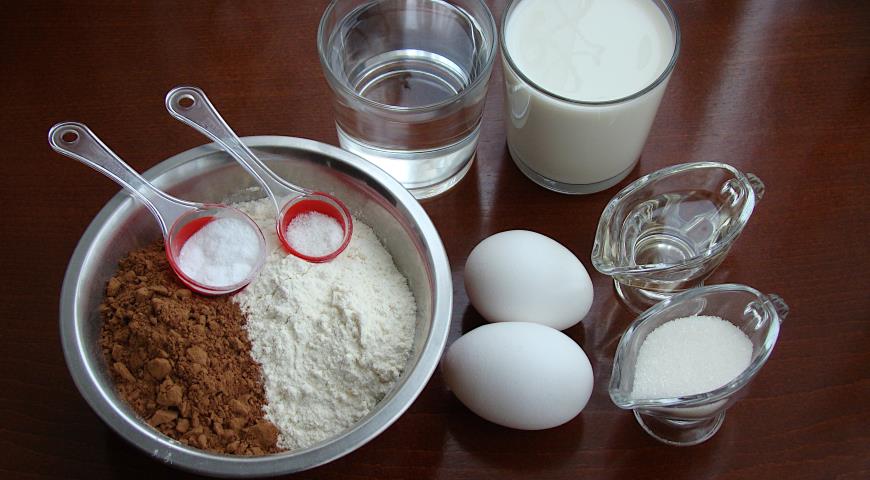 Фото приготовления рецепта: Шоколадный блинный торт со сметанным кремом, шаг №1