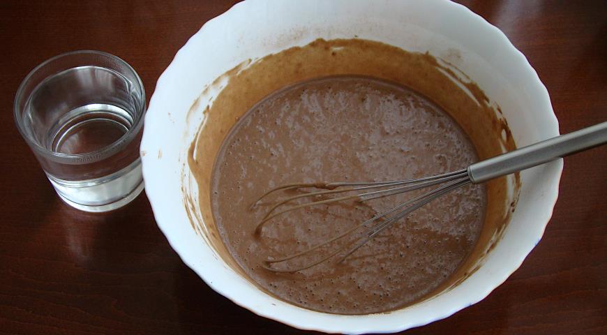 Фото приготовления рецепта: Шоколадный блинный торт со сметанным кремом, шаг №5