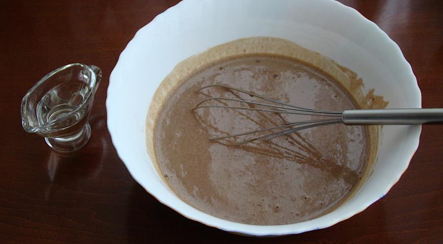 Фото приготовления рецепта: Шоколадный блинный торт со сметанным кремом, шаг №6