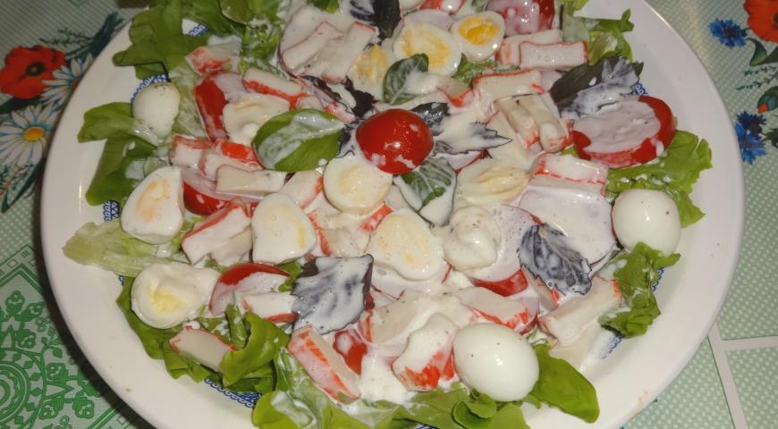 Фото приготовления рецепта: Салат с перепелиными яйцами, шаг №8