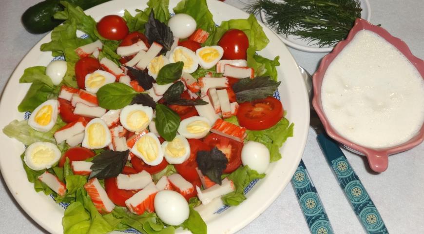Фото приготовления рецепта: Салат с перепелиными яйцами, шаг №7