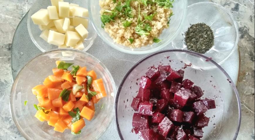 Фото приготовления рецепта: Салат с киноа, свеклой и сыром для ланч-бокса, шаг №1