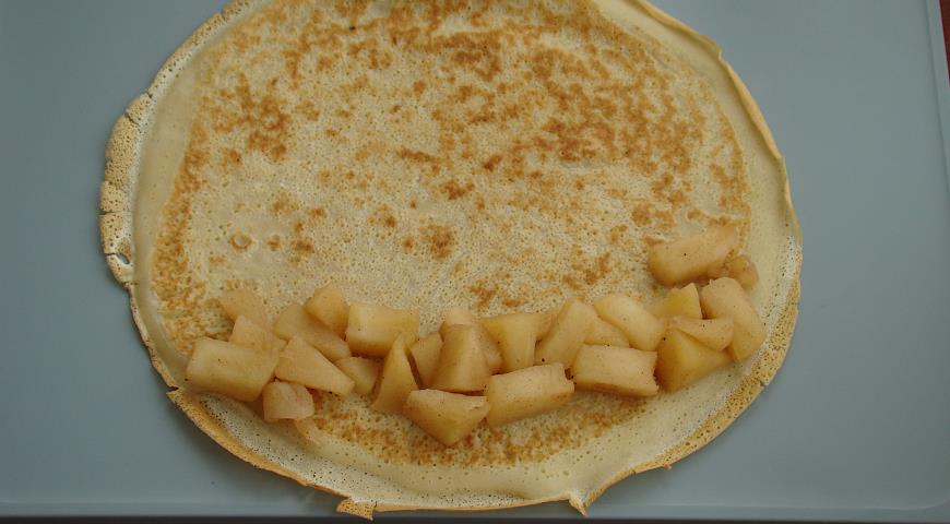 Фото приготовления рецепта: Блинный пирог с яблоками, шаг №10