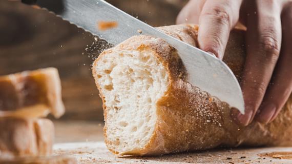 Простой, но эффективный трюк по идеальной нарезке хрустящего хлеба от пекарей