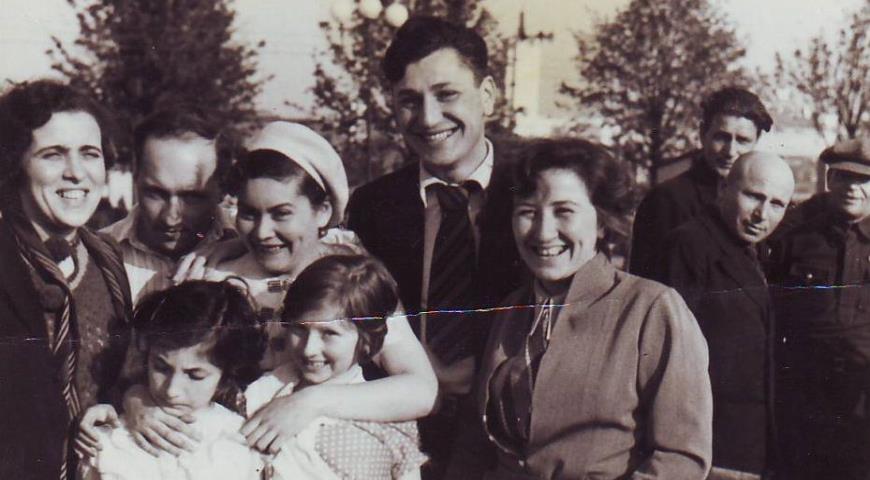 Б.Н. Глан, директор ЦПКиО им. Горького, с коллегами. 15 мая 1937 г.