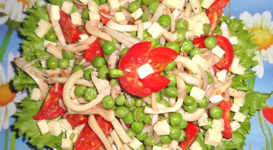Фото приготовления рецепта: Салат с кальмарами, брынзой и зелёным горошком, шаг №9