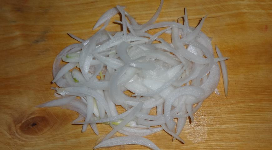 Фото приготовления рецепта: Салат с кальмарами, брынзой и зелёным горошком, шаг №4
