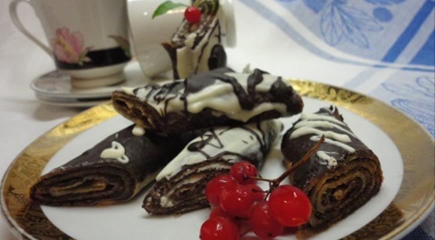 Фото приготовления рецепта: Ванильные блинчики с шоколадной начинкой, шаг №5