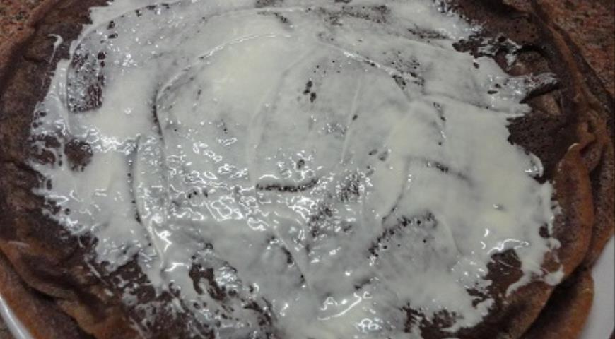 Фото приготовления рецепта: Ванильные блинчики с шоколадной начинкой, шаг №3