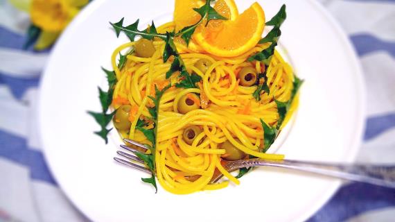 Спагетти с апельсиновым соусом и листьями одуванчика