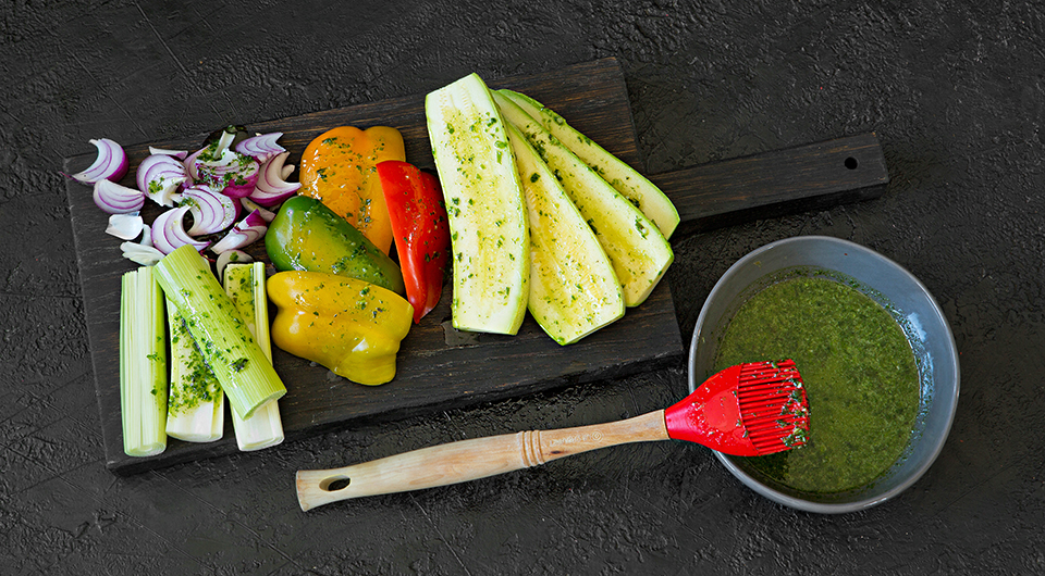 Фото приготовления рецепта: Теплый салат из запеченных на гриле овощей , шаг №2