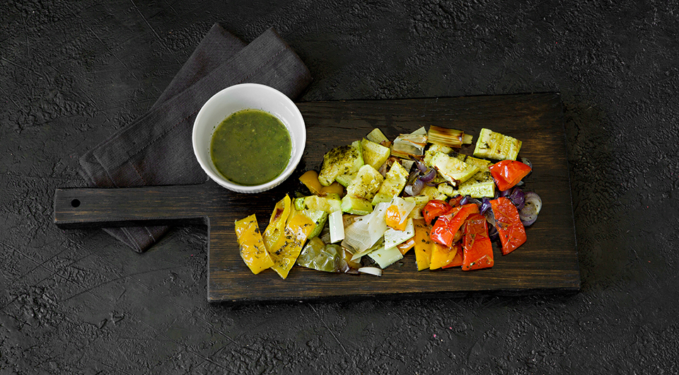 Фото приготовления рецепта: Теплый салат из запеченных на гриле овощей , шаг №4
