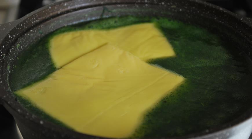 Фото приготовления рецепта: Суп-пюре с крапивой, шаг №4