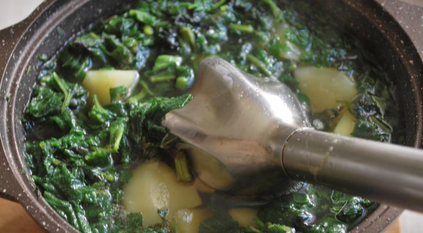Фото приготовления рецепта: Суп-пюре с крапивой, шаг №3