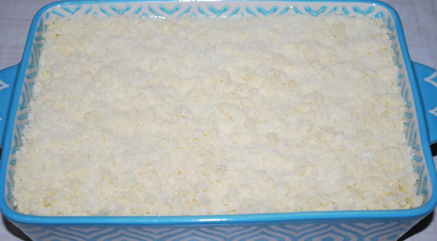 Фото приготовления рецепта: Песочный пирог с творогом , шаг №6