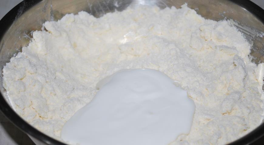 Фото приготовления рецепта: Песочный пирог с творогом , шаг №2