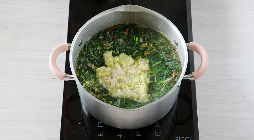 Суп из крапивы и щавеля, добавление зелени и зажарки в бульон