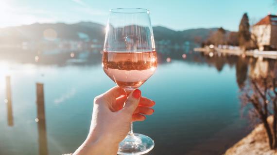 Какое розовое вино выбрать для летних дней и вечеров