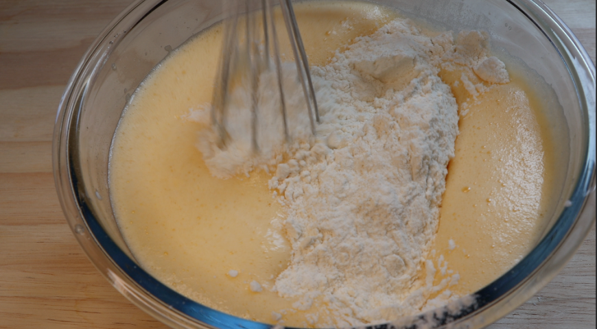 Фото приготовления рецепта: Пирог с клубникой на йогурте, вкуснее торта , шаг №2