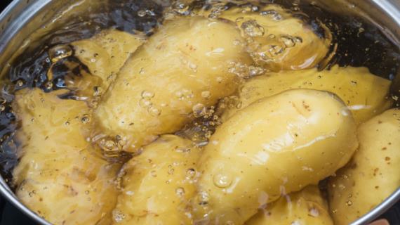 Почему не нужно выливать воду из кастрюли после варки картофеля