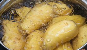 Почему не нужно выливать воду из кастрюли после варки картофеля