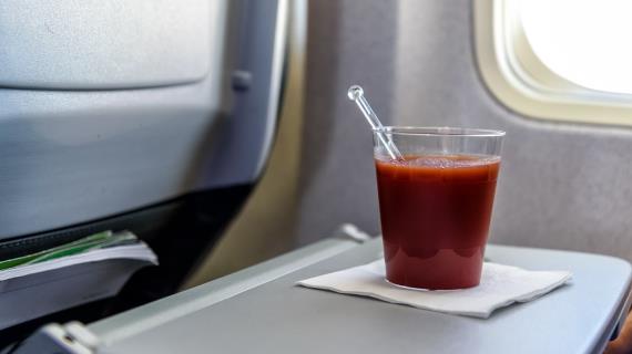 Почему в самолете хочется пить томатный сок?