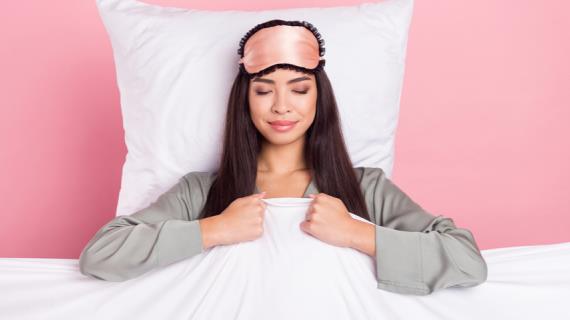 Как лучше спать: в одежде или без, на что это влияет
