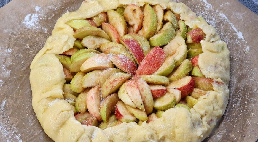 Фото приготовления рецепта: Французский яблочный пирог по-деревенски , шаг №8