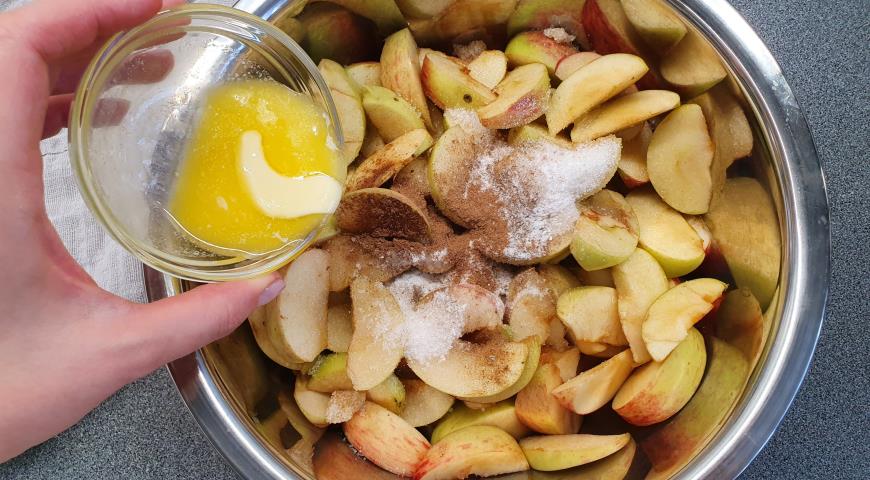 Фото приготовления рецепта: Французский яблочный пирог по-деревенски , шаг №5