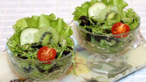 Огуречный салат с маслинами и киви